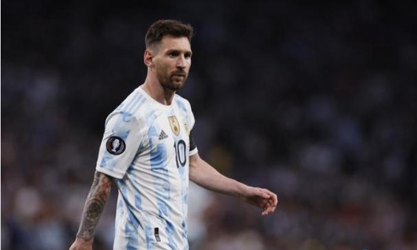 肩带崩断、裙底露底裤，几位女星红毯“大泄春光”，太尴尬了